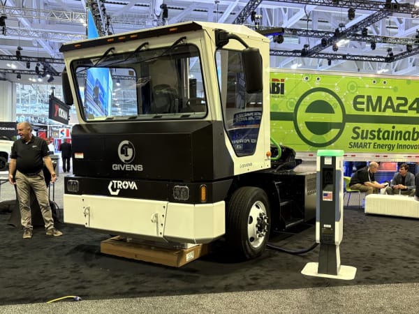 Electric Trova terminal tractor