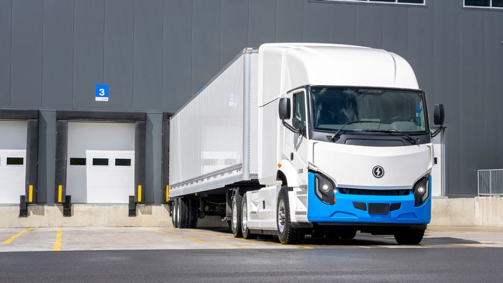 Battery-electric Lion8 Tractor with trailer at loading dock.