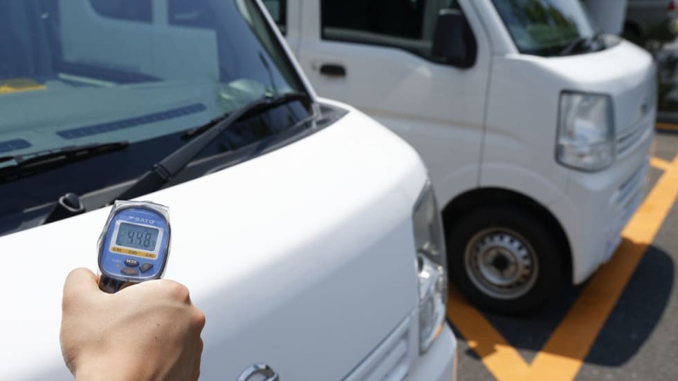 A tempterature guage measuring the heat of a vehicle's surface paint