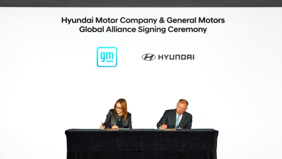 Marry Bara and Euisun Chung sign a Memorandum of Understanding