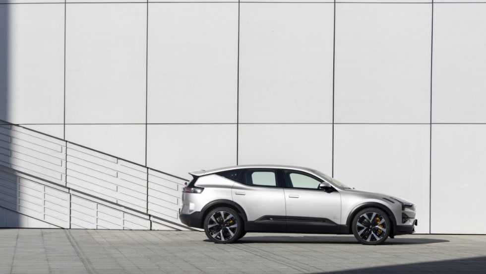 Profile view of Polestar 3