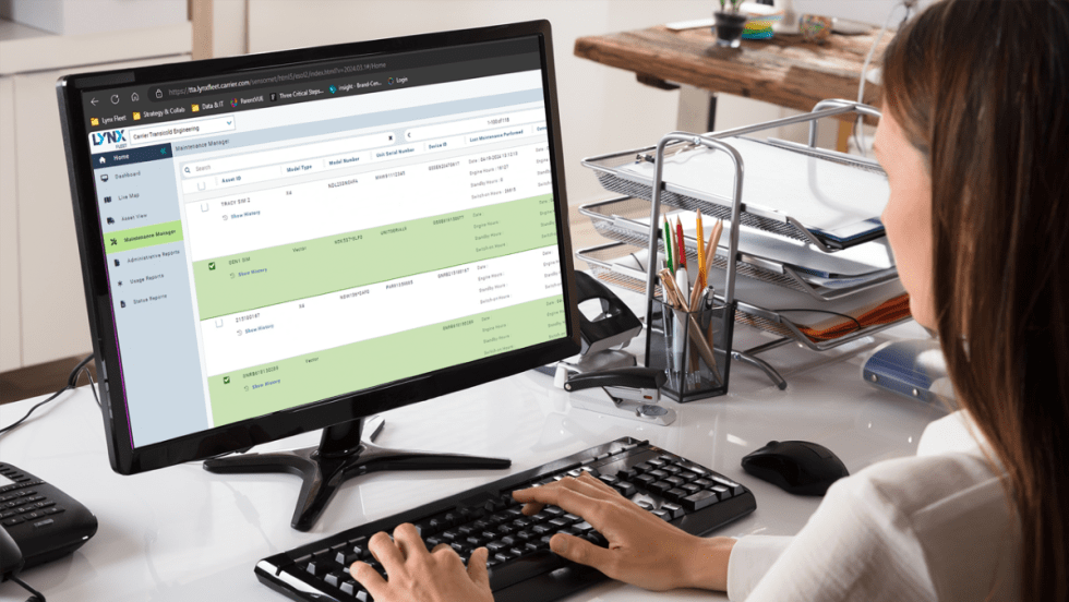 Office worker looking at Carrier Transicold telematics screen.