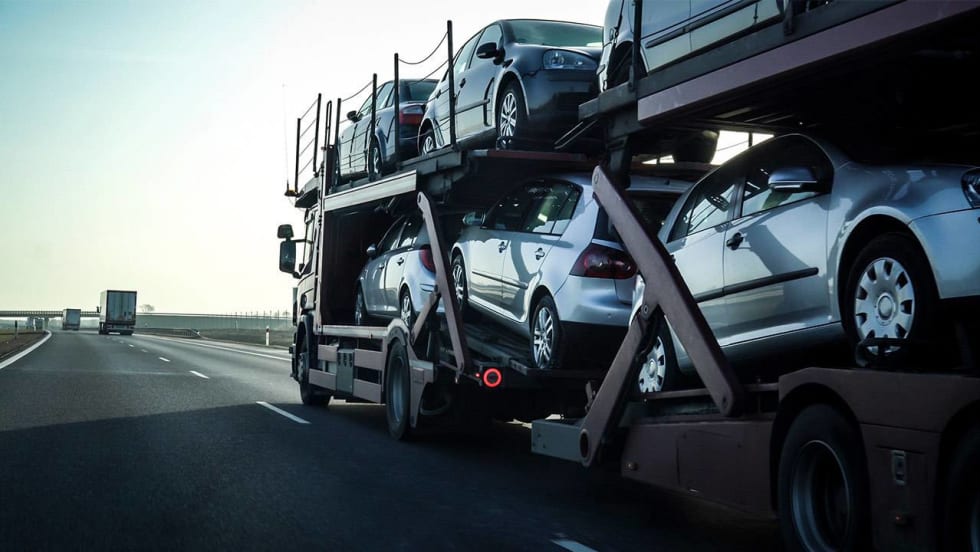 A stinger truck carrying two levels of vehicles.