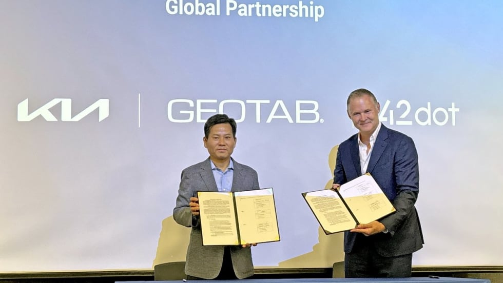 Louis De Jong and Sangdae Kim present their signed MOU on stage.