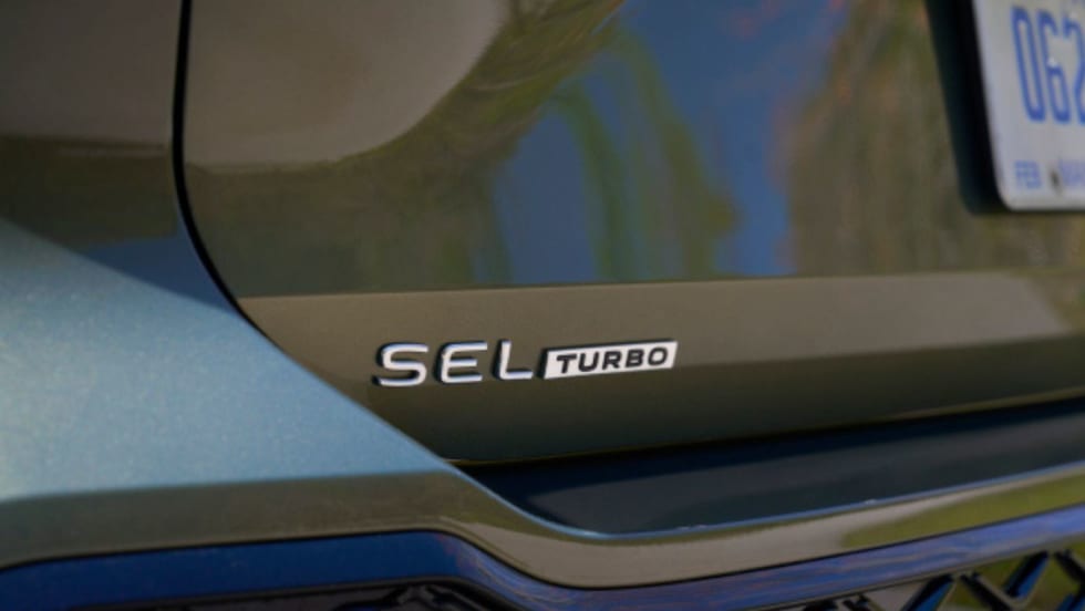 The backside of a VW Tiguan SEL Turbo is colored olive green.