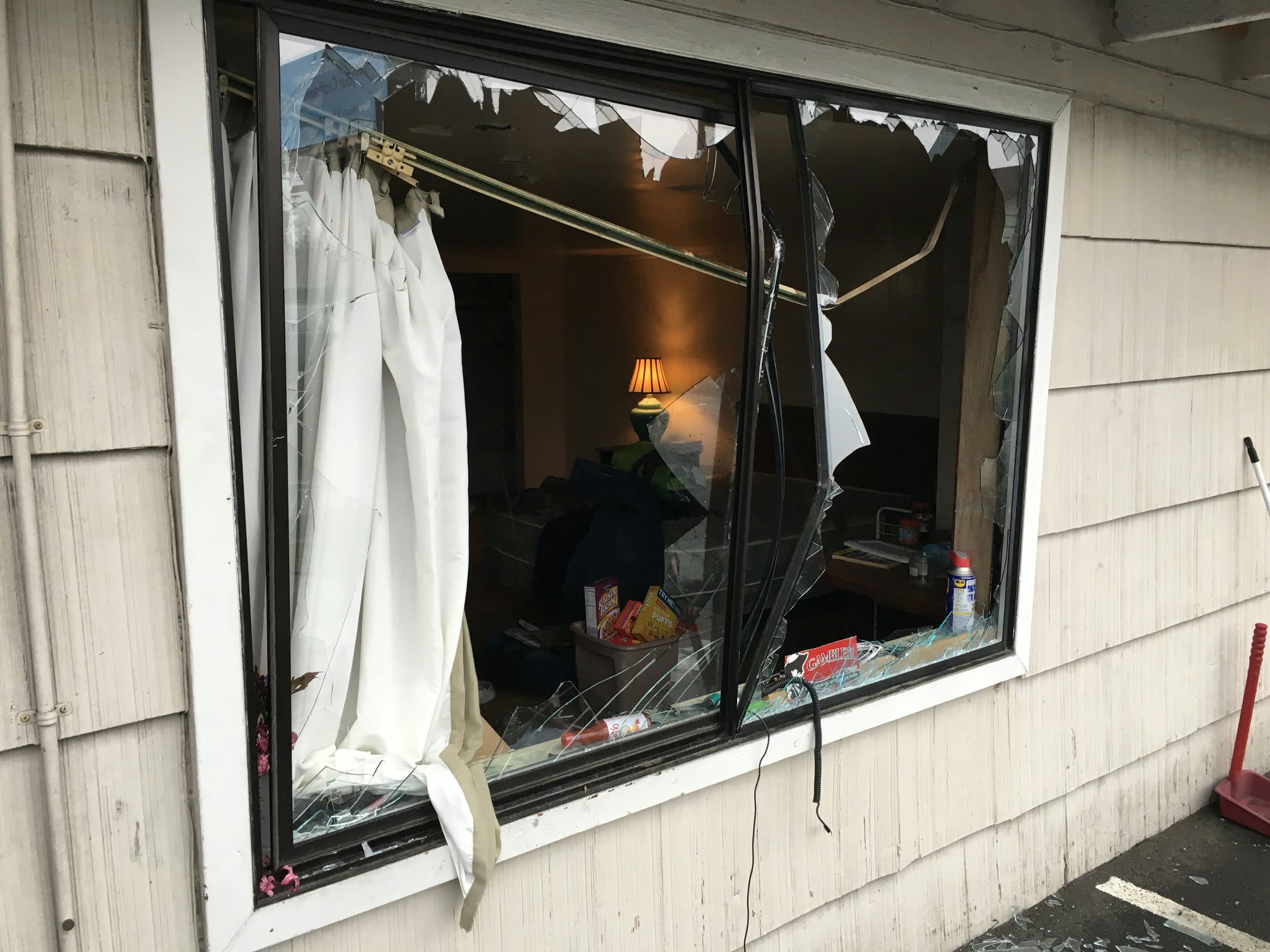 Man Threatens Officers with Axes, Arrested After Standoff at Washington Motel