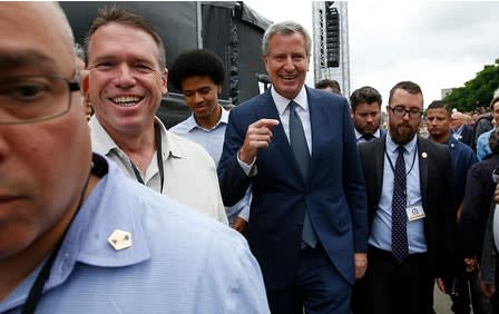 Hundreds of NYPD Officers Turn Backs to Mayor de Blasio During Familia Eulogy