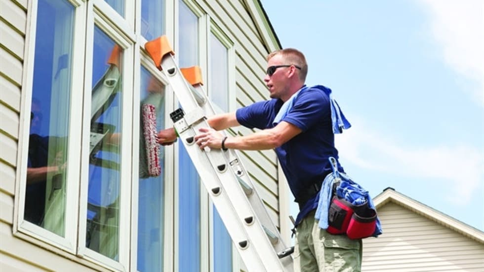 There are great tax benefits to starting a business on the side such as renting space, driving commercially, or making home repairs. Photo via Getty Images.