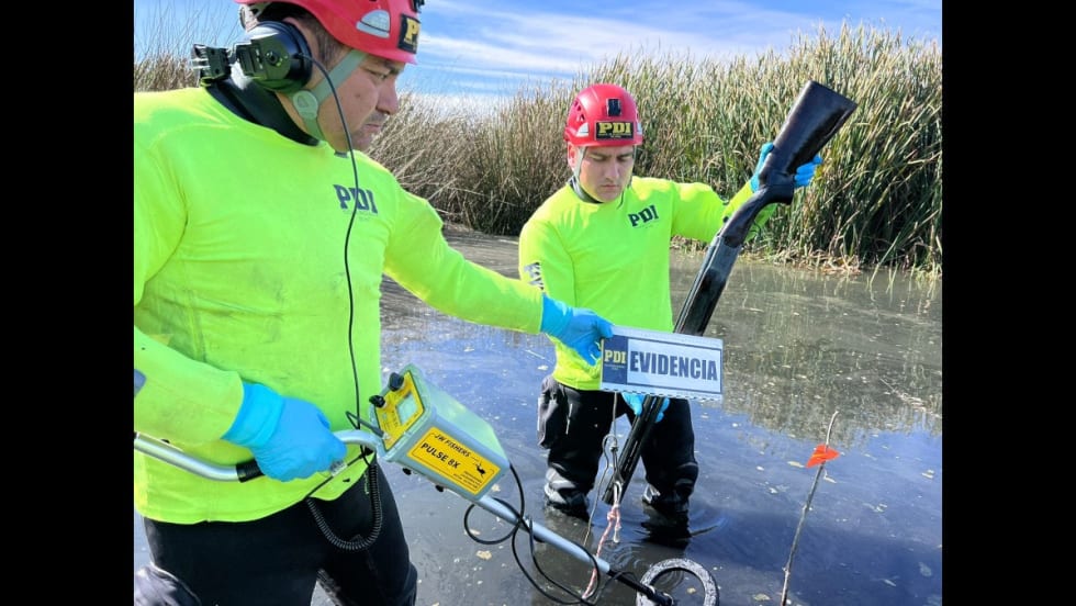 Detectives recover a shotgun found submerged in the Río Elqui River Wetlands, in Chili, by using a Pulse 8X underwater metal detector.[|CREDIT|]PHOTO: JW Fishers Mfg.