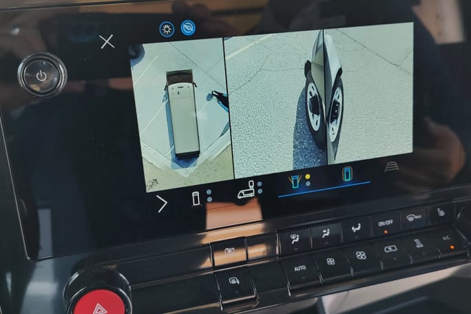 The infotainment screen shows side and overhead views of the van.