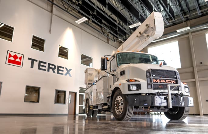 Terex Utilities Mack MD7 Utility Truck