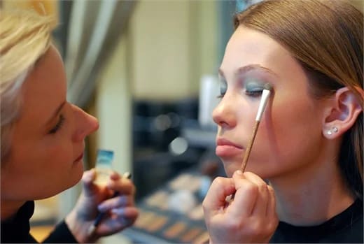 Skubis applies makeup on model Gracie.
