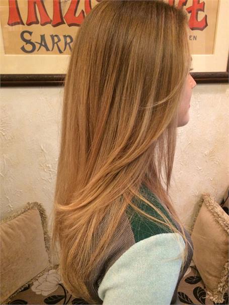 Highlights higher in the front to give a more natural, sun-kissed effect.