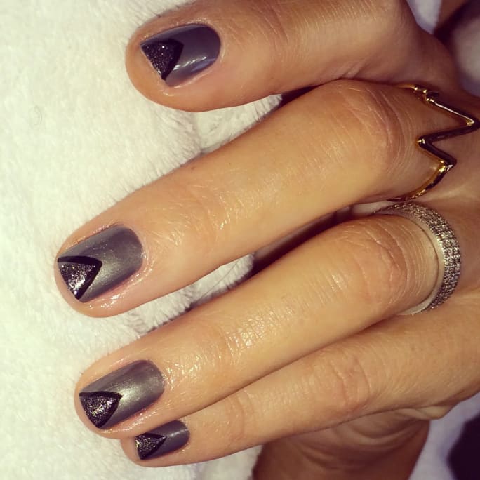 HOW TO: Maria Menounos' Chic Chevron Manicure at The Oscars