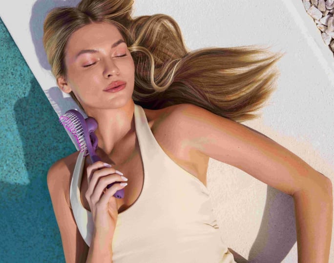 Model massages her neck with the OO!Brush