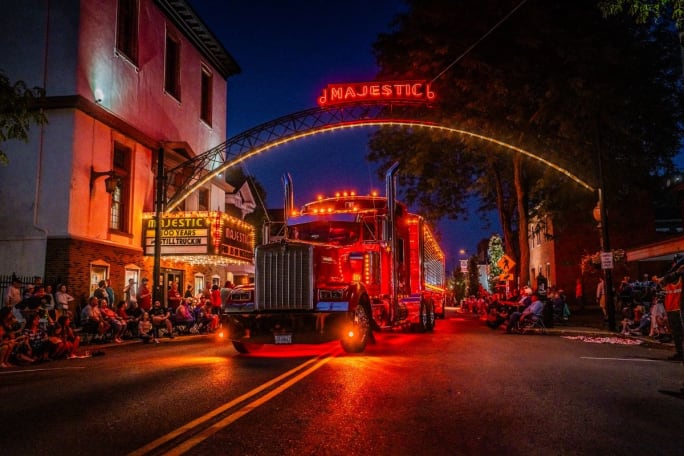 A W900 in the 2023 Chillicothe, Ohio Kenworth Truck Parade.
