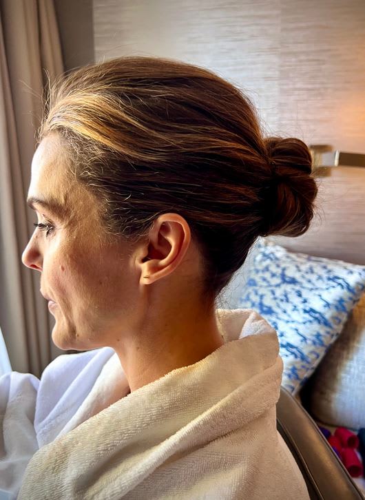 A chignon in profile.