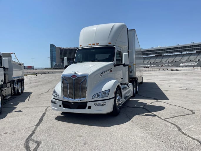 Peterbilt Model 579EV.