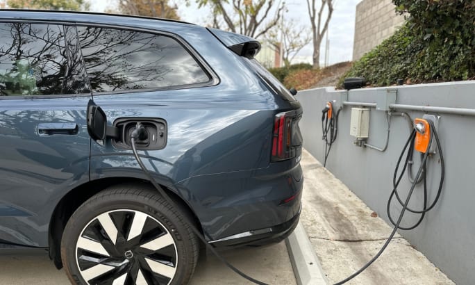 Volvo EX90 charging.