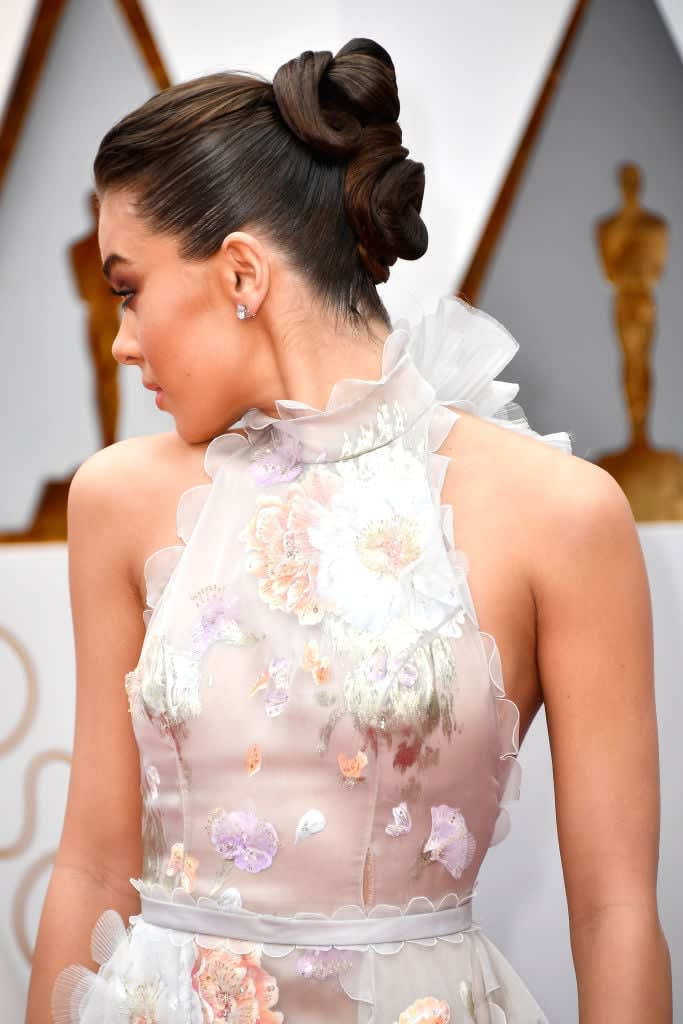Hailee Steinfeld's Sleek & Sculpted Modern Updo at the Oscars