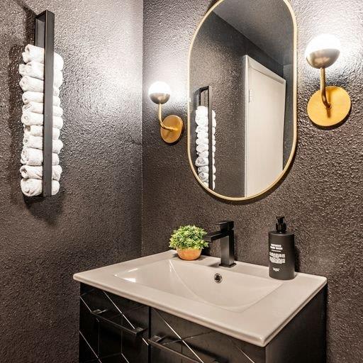 Small Spaces: A Tour of Salon Bathrooms