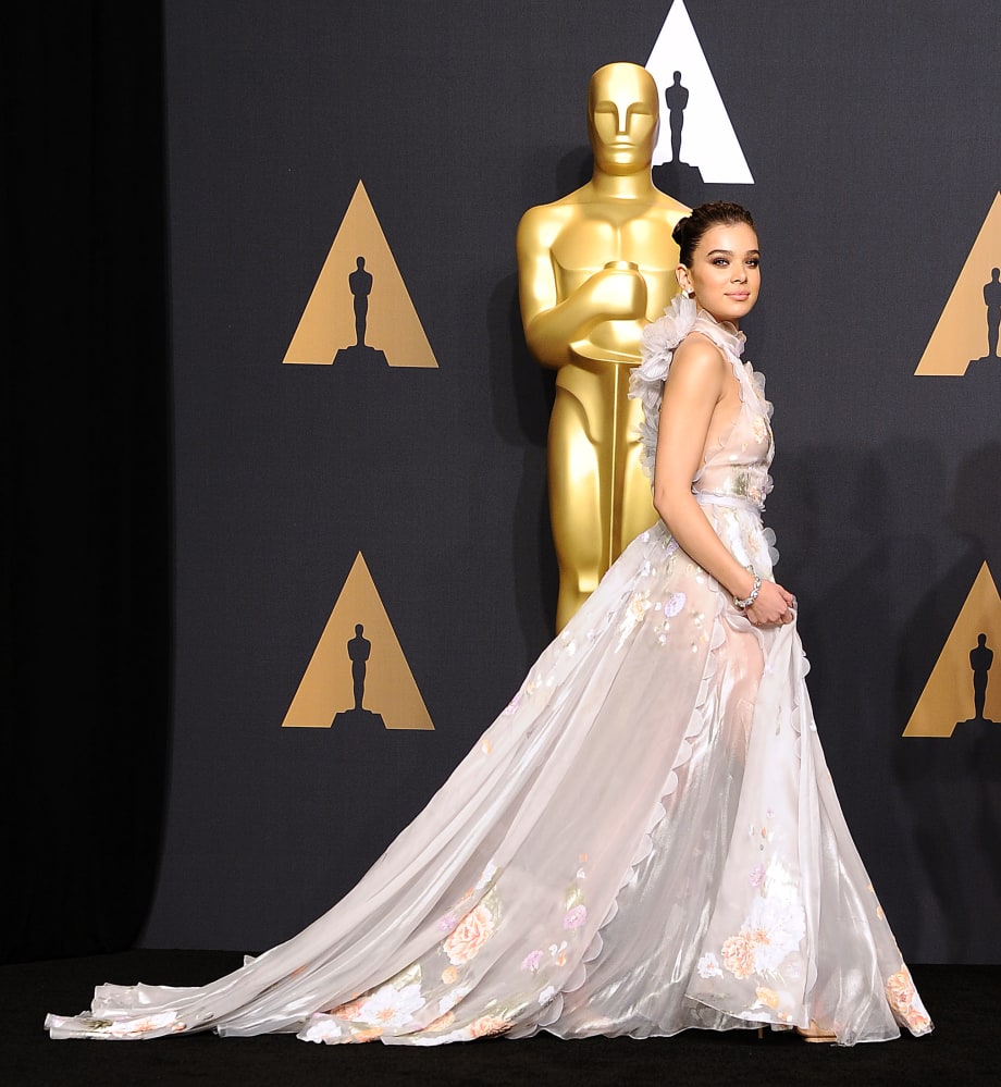 Hailee Steinfeld's Sleek & Sculpted Modern Updo at the Oscars