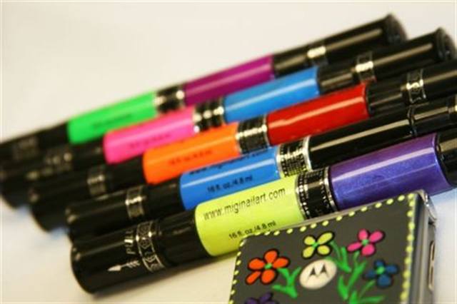 Cell Phone Decoration with Nail Art Pens: Field of Flowers