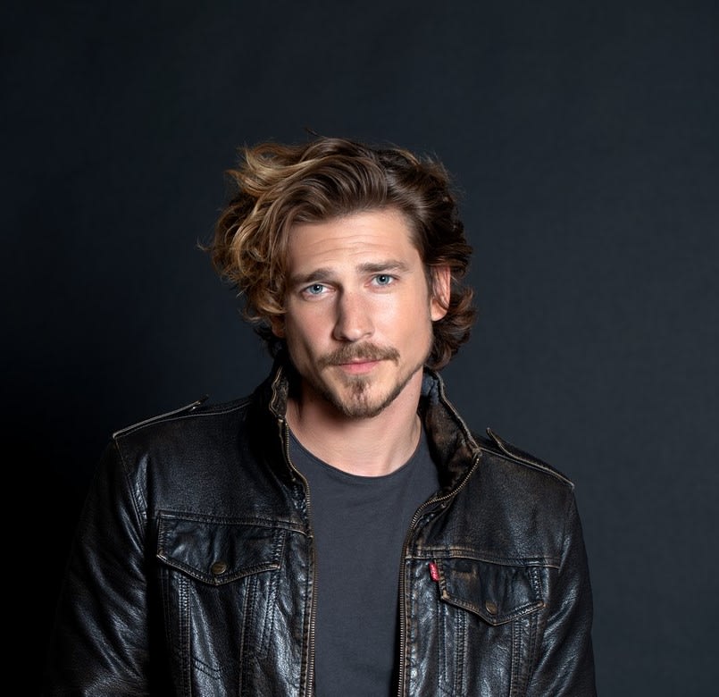 Mid-length for Men: 2 Looks