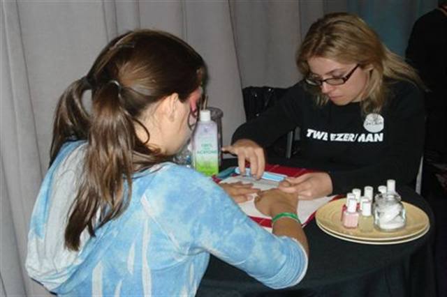 Tweezerman Gives Back