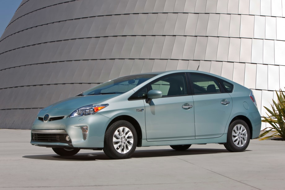 2014 Toyota Prius Plug-In to Start Under $30,000