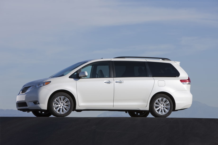 Toyota Makes V-6 Standard on 2013 Sienna and Adds Amenities