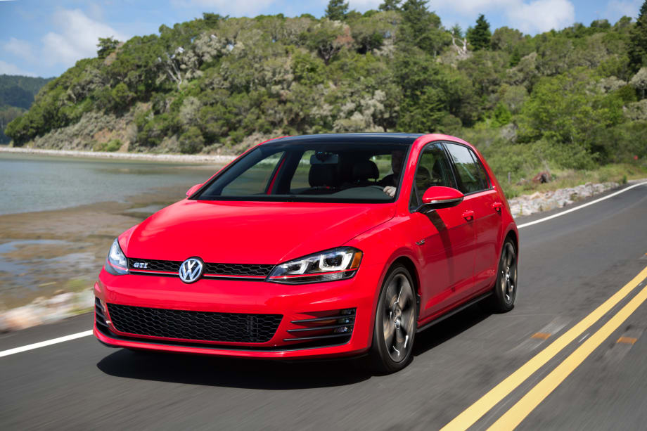 Watch Volkswagen Golf, GTI Draw Top IIHS Safety Award