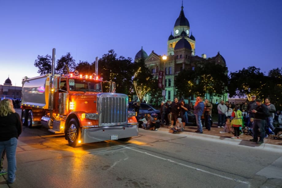 Peterbilt Raises More than $20K For United Way