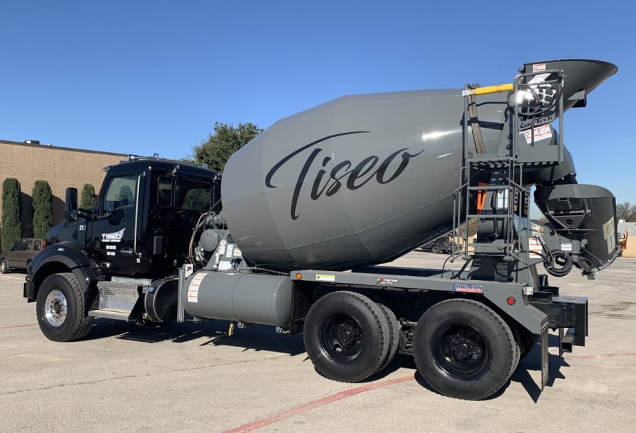 Paving Company Depends on Kenworth T880s