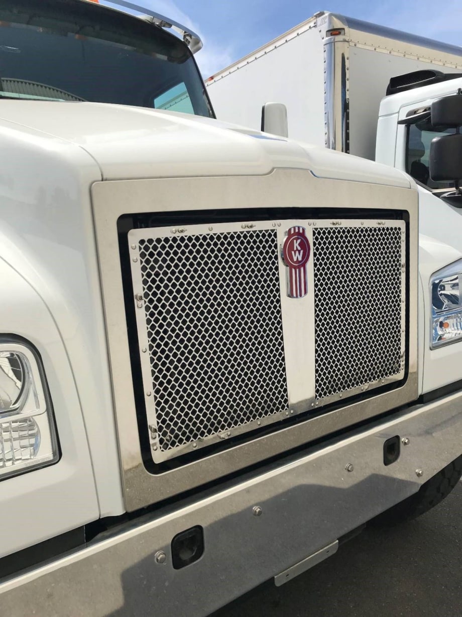 Kenworth T880S Set-Forward Axle Adds Optional Fixed Grille 