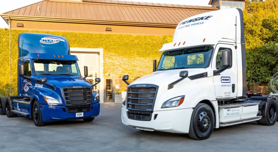 Battery-Electric Freightliner Innovation Fleet Logs 300K Miles