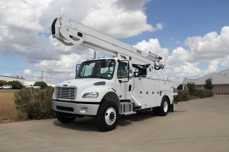 Versalift Donates Aerial Equipment to Utility Tech Training Program