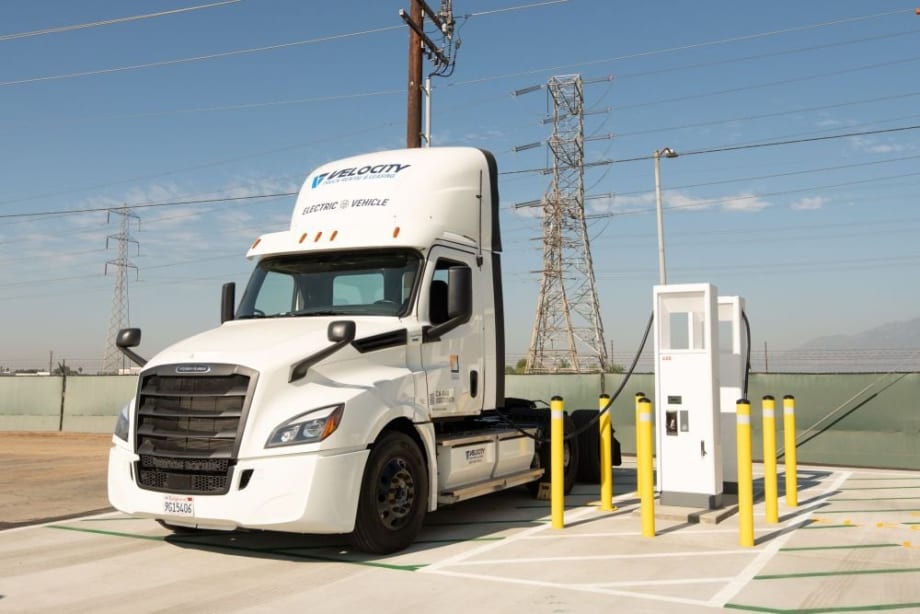 SCE Starts Testing Battery-Electric Freightliner eCascadia 