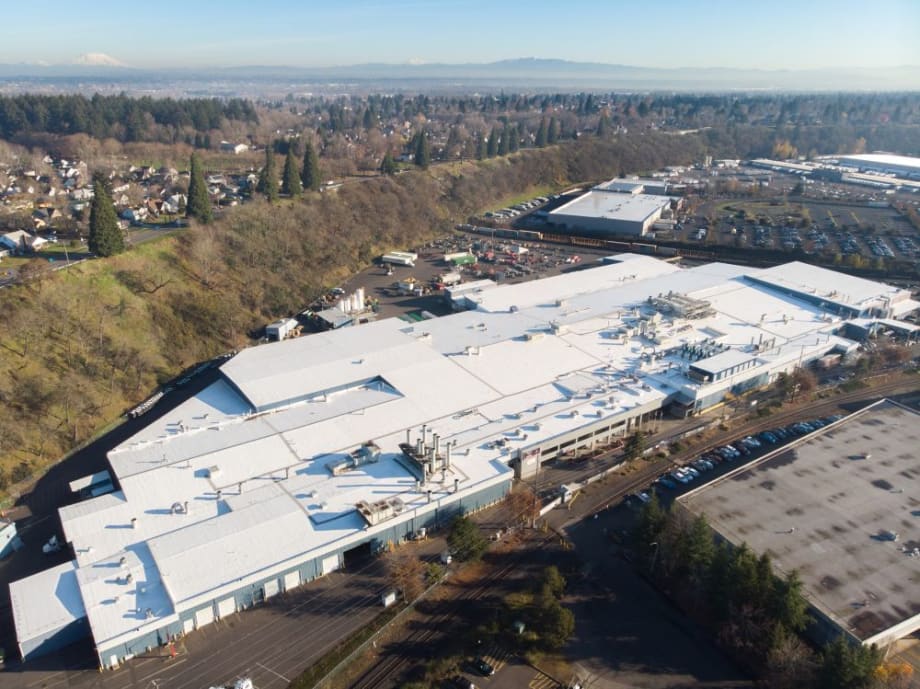 DTNA Commits to Carbon-Neutral Truck Production