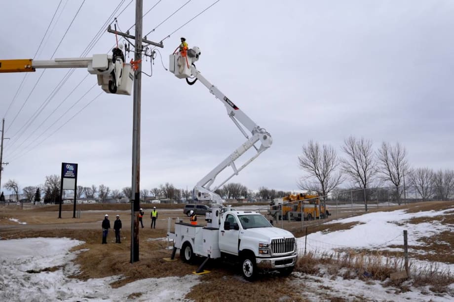 Hi-Ranger TL48 Telescopic Aerial Device Delivers Side Reach, Material Handling Capacity