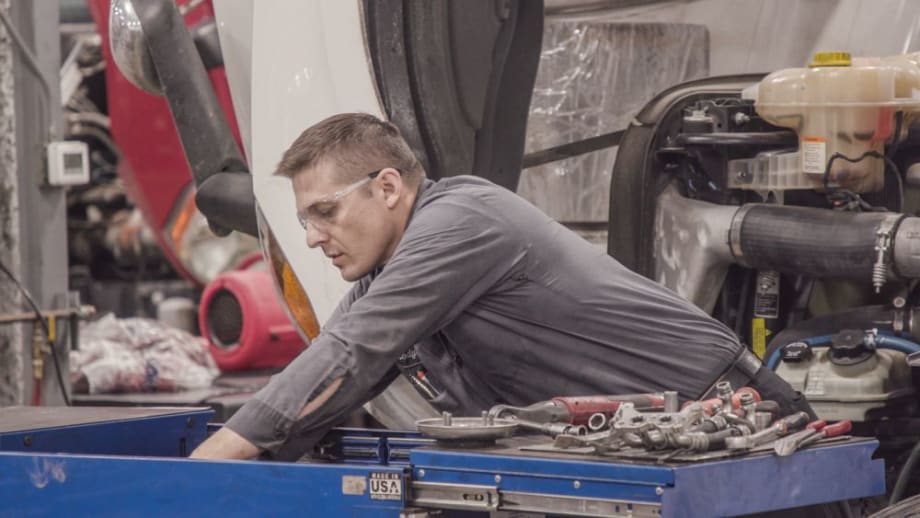 Daimler Trucks North America Partners with Decisiv