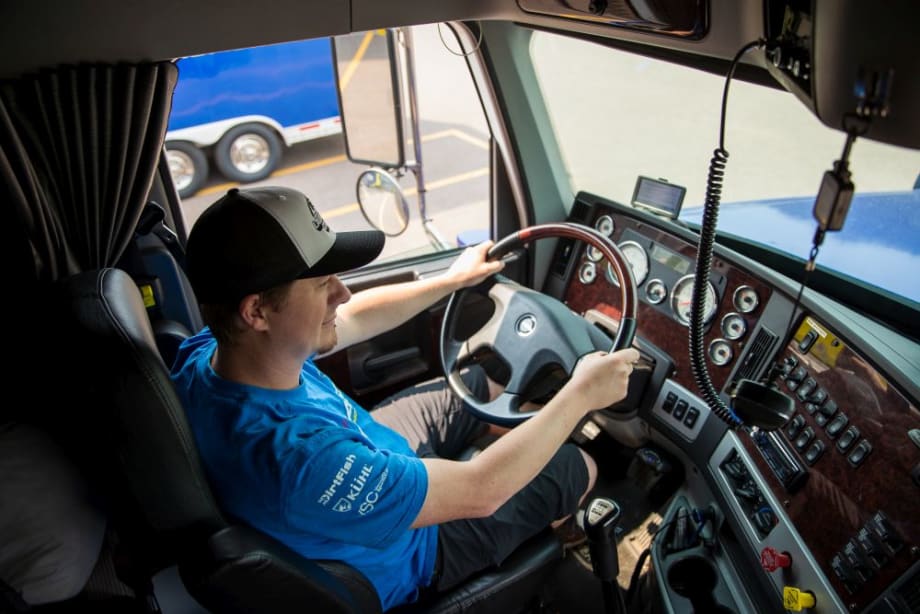 How Cell Signal Boosters  Improve Fleet Communications