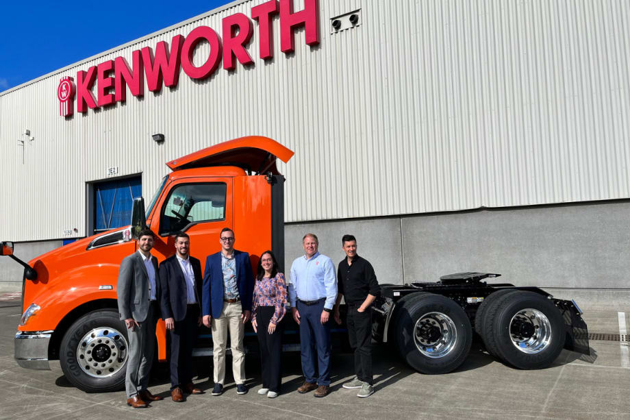 Transport Bourassa Receives First Look at Kenworth T680E Battery-Electric Vehicles