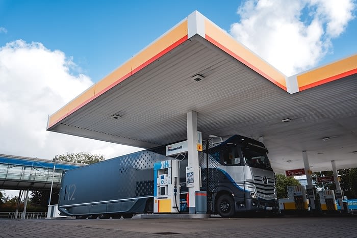 Daimler Tests Fully Hydrogen Truck