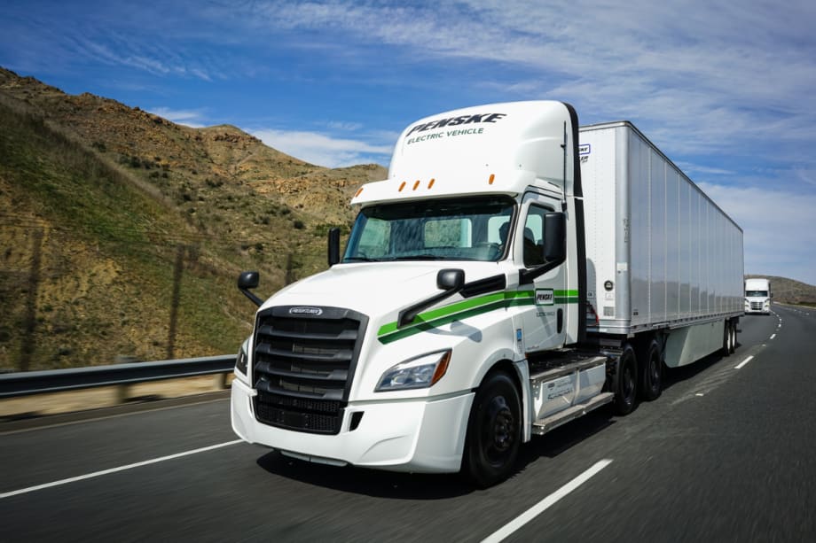 Penske, DTNA Celebrate Delivery of Freightliner eCascadias