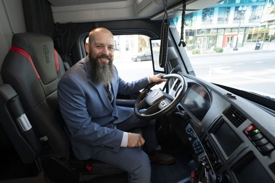 Kenworth Awards Military Veteran with Truck to Kickstart Career