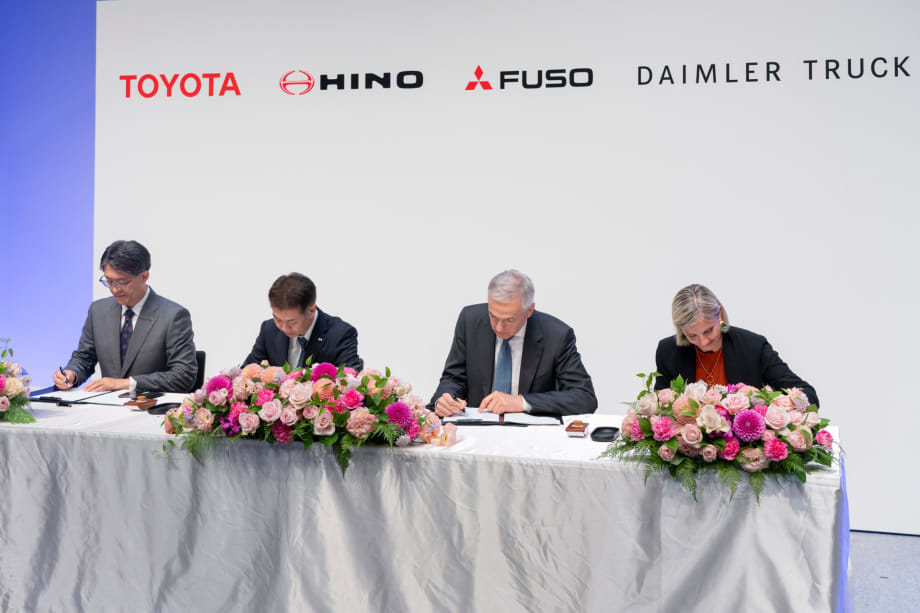 Executives sign agreement