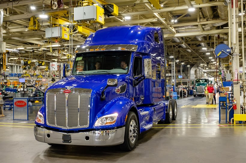 Peterbilt Delivers its First Model 579 UltraLoft