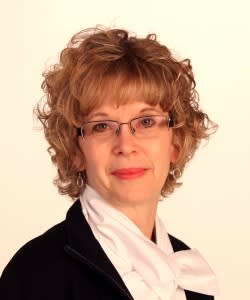 Few Women Hold High-Level Positions in Trucking, Survey Finds