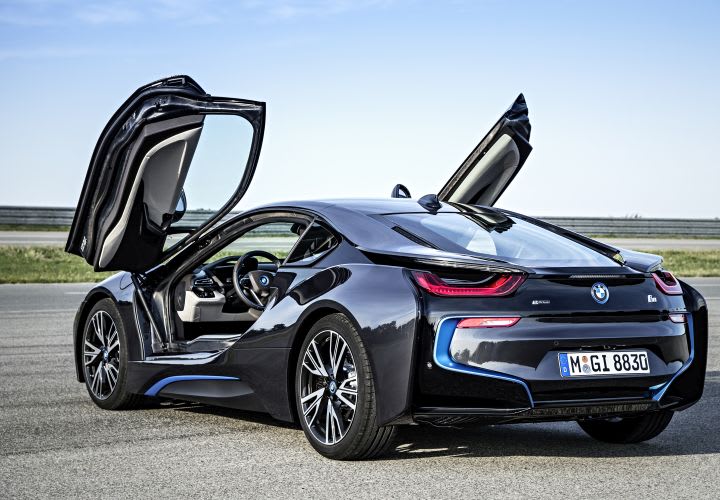 BMW's i8 Plug-In Hybrid Supercar Arrives in June
